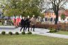Włądze idą z kwiatami pod pomnik